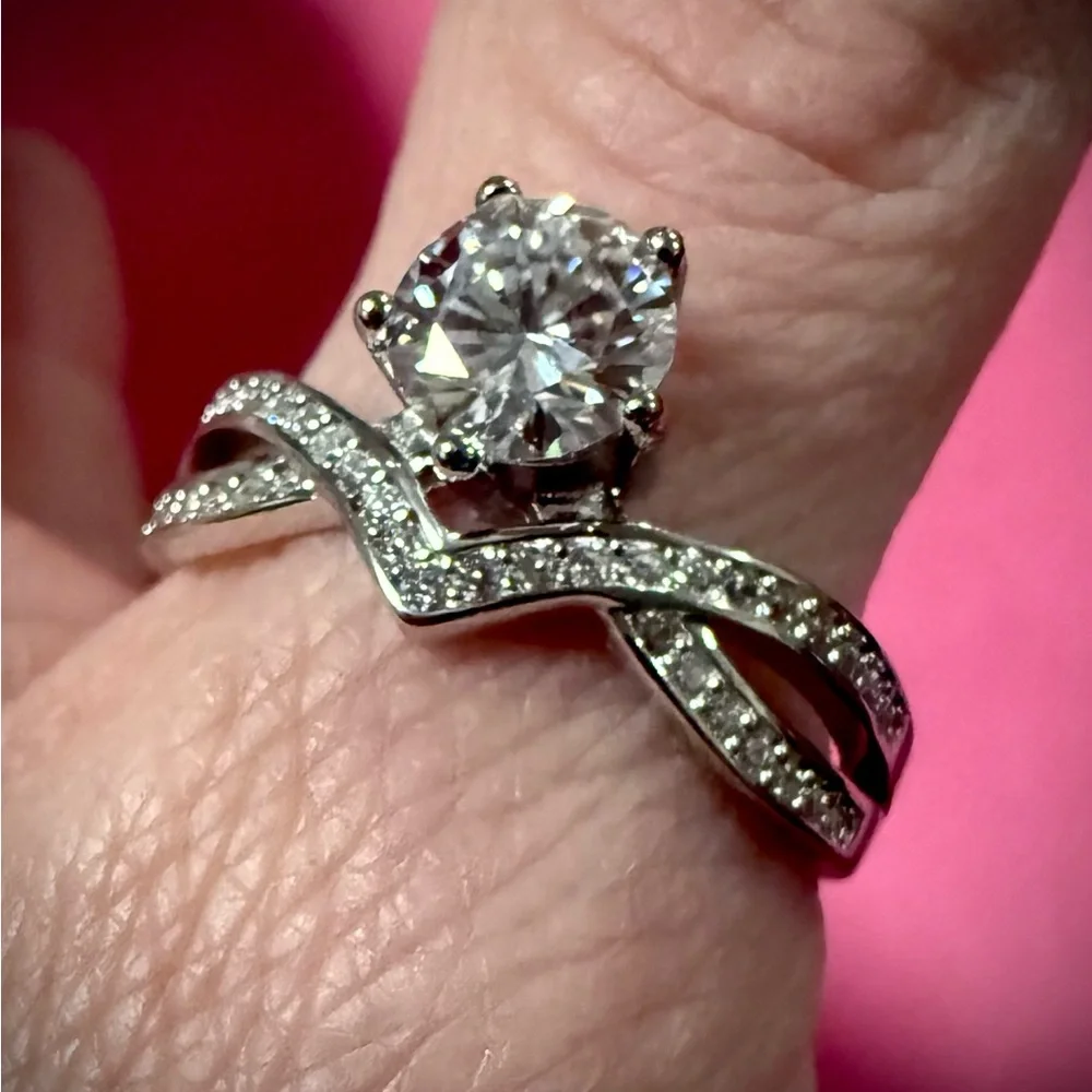 925 Moissanite size 9 Women's Ring - Picture 3 of 5